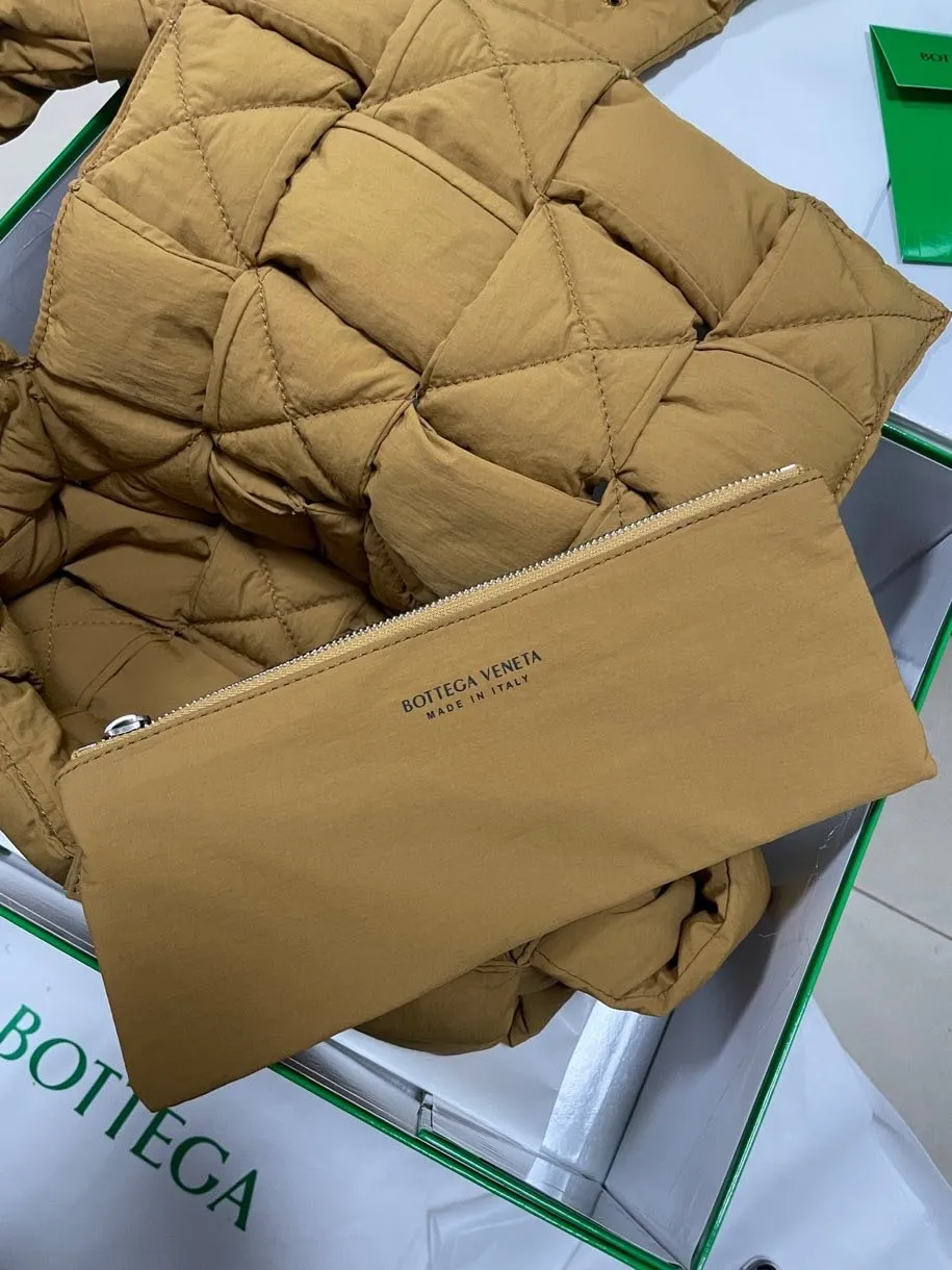#𝐂𝐀𝐒𝐒𝐄𝐓𝐓𝐄 Nylon tofu tofu bag This Cassette is so cute, its cute appearance does not affect its practicality and the capacity is good! The fabric is low-key and very textured, suitable for daily wear with casual wear. The cross-woven design of the wide cloth is really stunning. The bag has a puffy shape and feels like a piece of tofu. It can be worn on one shoulder, cross-body or as a waist bag. You can also adjust the shoulder strap to the size of the bag under the armpit, so you can have it all! S30x15cm【8951#】